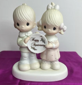 Precious Moments E-2853 "HAPPY ANNIVERSARY" GOD BLESSED OUR YEARS TOGETHER 1983  - Bild 1 von 8
