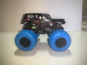 Camión calavera Hot Wheels Monster Jam 1:64 Son-uva tumba neumáticos azules peldaños - Imagen 1 de 5