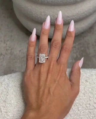 Anillo de boda solitario de diamantes cultivados en laboratorio VS1/G corte radiante de 4,20 quilates de oro blanco de 14 k Foto 1 de 4