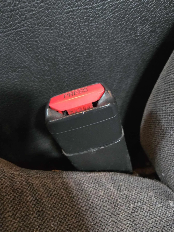 2005 - 2009 GMC ENVOY DRIVER SEAT BELT BUCKLE *BLACK* OEM 19148786 - Image 1 of 1