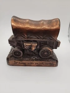 Vintage Metal Pioneer Wagon Bank The Trumbull Savings and Loan Company Warren Girard - Foto 1 di 8
