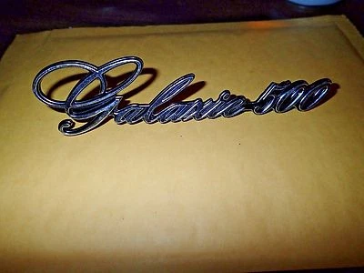 Ford Galaxie 500 1972 emblema dos postes de montaje en la parte trasera D2AB-6550398-AA usado Foto 1 de 4