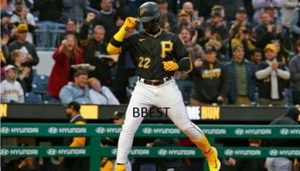 ANDREW McCUTCHEN PITTSBURGH PIRATES HR HUT TIP VS DOGERS 25.04.23 FARBE 8X10 - Bild 1 von 1