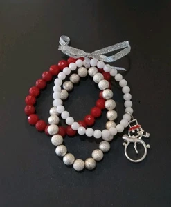 Rot Weiß und Silber Schimmer Perlen Stretch Schneemann Charm Weihnachten Armbänder - Bild 1 von 1