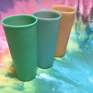 3 Vintage Tupperware Tumblers Pastels 107 Blue Green Peach 16 Ounce Textured - Bild 1 von 7