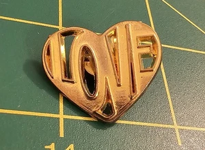 Vintage Love Inside A Heart goldfarbene Emaille Anstecknadel (S36) - Bild 1 von 2