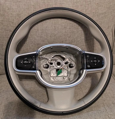 Оригинальный руль Volvo XC60 2018-2022 годов выпуска с элементами управления (BLOND) - Изображение 1 из 4