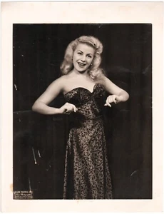 Foto vintage de LYNN DAVIS (década de 1950) PIN-UP niña CHEESECAKE - Imagen 1 de 1