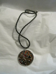 Rote, orange und schwarze wendbare runde Scheibe an 18" schwarzer geflochtener Halskette ~ LBDCM - Bild 1 von 4