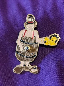 Man In Barrel Lions Club Enamel Pin 41-0 Ellsworth Maine We Serve People Vintage - Picture 1 of 9