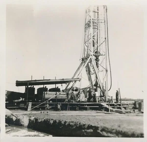 Snapshot Vintage Photo Oil Drilling Rig Derrick Field Men Working Occupational - Picture 1 of 6