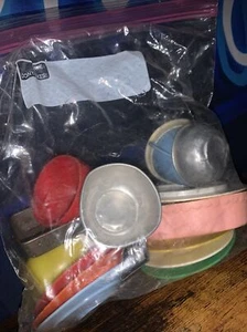BOLSA LLENA DE CUENCOS DE COLECCIÓN-PLATOS-SARTENES-PEQUEÑOS-PLATOS DE COMIDA PARA JUGAR-18 PIEZAS - Imagen 1 de 6