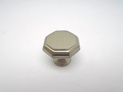  Perilla hexagonal contemporánea Creations by Alno 1 1/4" A828-14-SN níquel satinado 106C Foto 1 de 4
