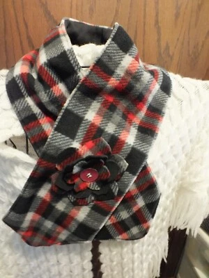 Bufanda polar reciclada reutilizada hecha a mano flor negra gris roja cierre a presión Foto 1 de 2