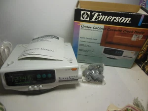 Casa rodante Emerson debajo del gabinete AM/FM reloj casete radio pantalla LED verde remolque - Imagen 1 de 10