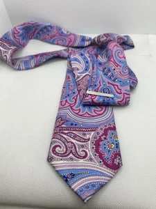 Cravatta CHAPS Paisley in seta rosa fantasia blu con fermacravatta usata in ottime condizioni - Foto 1 di 4