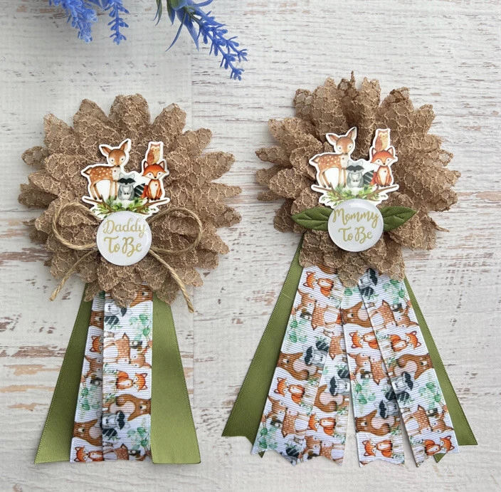 Ramillete Woodland Baby Shower, juego de prendedores Woodland Mommy To Be & Daddy To Be Foto 1 de 1