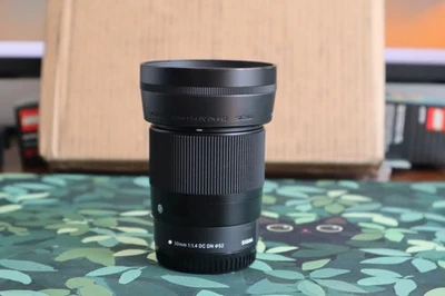 Lente contemporánea Sigma 30 mm f/1,4 DC DN para cámara Canon EF-M en muy buena condición Foto 1 de 4