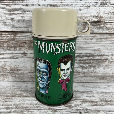 Termo lonchera metálica The Munsters #2835 con taza y tapa vintage (1965) Kayro-Vu Foto 1 de 4