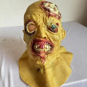 Schreckliche einäugige Zombie Latex Maske mit faulem Mund und gebrochenem Kopf - Bild 1 von 4