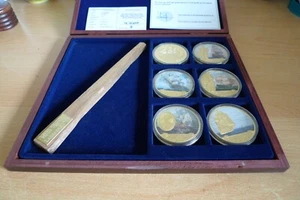 250 Jahre HMS Victory 6x vergoldete Medaillen + HMS Victory Oak - Bild 1 von 6
