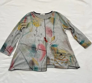 Camisa túnica Jess & Jane para mujer avellana artística floral bolsillo hecha en EE. UU. gris medio - Imagen 1 de 11