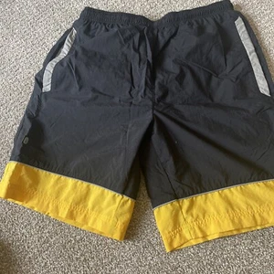 Nike Vintage schwarz/gelb Badeshorts Herren Gr. Medium - Bild 1 von 4