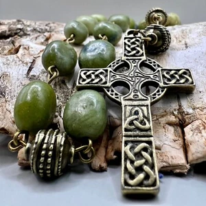 Handgefertigt in Schottland großer unregelmäßiger rustikaler keltischer anglikanischer Rosenkranz Perlen aus Jade - Bild 1 von 23