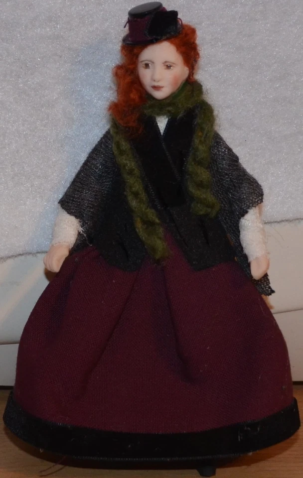 娃娃屋维多利亚女士勃艮第和黑色1.12比例5.5英寸艺术家制作 — 第 1/1 张图片