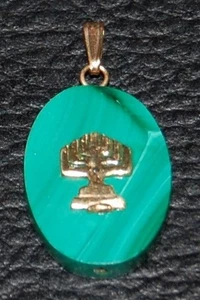 Dije colgante de piedra de malaquita y oro de 14 K menorá (candelabro) marcado 585 - Imagen 1 de 10