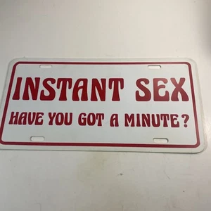 "Vintage humorvolles Kunststoff-Nummernschild ""INSTANT SEX HABEN SIE EINE MINUTE?" - Bild 1 von 2