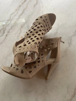 Forever Nuevo sin Etiquetas Talla 8.5 Tacones Beige Tostado Avena Estilo Jaula Malla Tacón Cremallera Trasera Bomba Foto 1 de 4