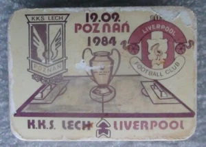 Antiguo Alfiler Plástico Original Lech Poznan, Polonia - Liverpool 1984 - Imagen 1 de 2