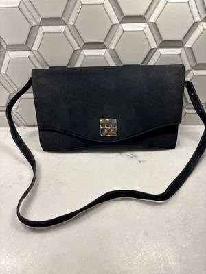 Cartera Bruno Magli negra de gamuza y cuero con cierre magnético de dos tonos Foto 1 de 4