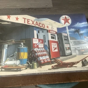 Modellino diorama stazione di servizio Texaco MRC scala 1:24 anni '60 - sigillato in fabbrica - Foto 1 di 5