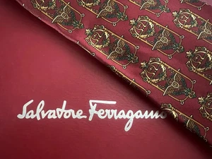 Salvatore Ferragamo Krawatte Seide Rot Grund Wappen Golden Vintage - Picture 1 of 7
