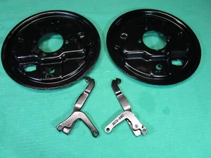 MG MGB- REAR BRAKE BACKING PLATES & HANDBRAKE LEVERS - Foto 1 di 6