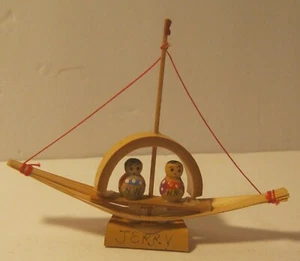 Vintage handgefertigtes Miniatur asiatisches Boot mit 2 handbemalten Holzfiguren !!! - Bild 1 von 5
