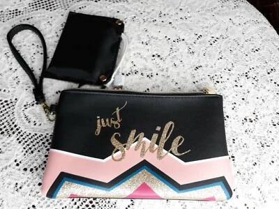 Charming Charlie phone charging wristlet purse Just Smile Great Gift Idea - Imagem 1 de 4