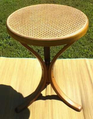 RARE VTG SMALL ROUND CANE CURVED LEG TABLE BOHO RETRO SHABBY CHIC 18"W 23"H GOOD - Image 1 of 4