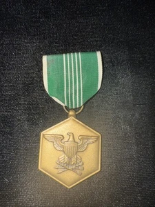 Vintage "PER MERITO MILITARE" medaglia encomio nastro spilla bavero premio Corea 3915 - Foto 1 di 2