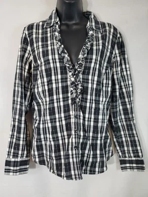 Camisa New York & Co. Botton Up para mujer talla mediana a cuadros cuello en V volantes delanteros  Foto 1 de 4