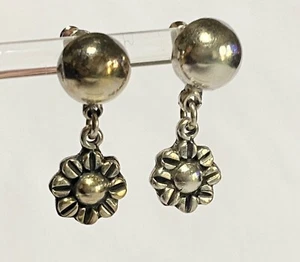 Vintage Mode GÄNSEBLÜMCHEN Floral Hänger Tropfen Blume durchbohrt Post Ohrringe - Bild 1 von 3