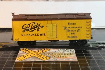 HO 32' Wood Reefer Blatz Milwaukee URTC 7481 No couplers (M112831) - Image 1 of 4
