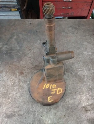 John Deere 1010 Used Original Oil Pump T18494T T17105T T17106T - Image 1 of 4