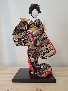 Japanische Geisha schwarz & rot Kimono Puppe auf schwarzem Holzständer 12" hoch - Bild 1 von 24
