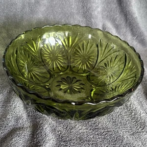 Vintage Anchor Hocking Green Avocado Glass Star Cameo 8” Round Bowl - Picture 1 of 6