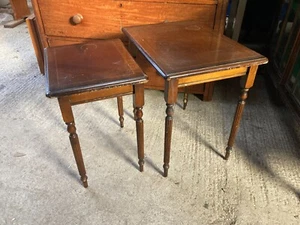Nido de madera marrón estilo antiguo vintage de 2 mesas café lateral - Imagen 1 de 8