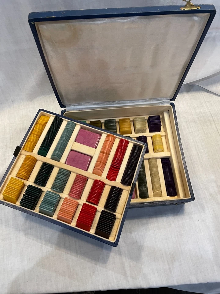 Vintage Bakelite Gaming Chips or Salesman Sample in Case - Image 1 of 4