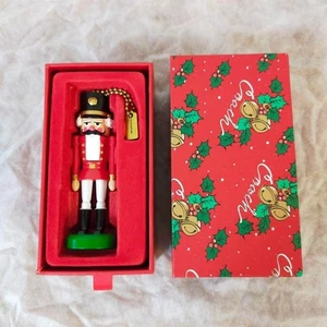 Coach Novedad Cascanueces Soldado Dije Adorno de Navidad Rojo Edición Limitada - Imagen 1 de 10